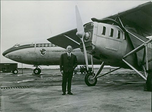 תצלום וינטג 'של האדם העומד ליד המטוס.